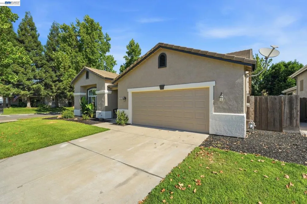 1532 Sophie Ln Escalon, CA 95320