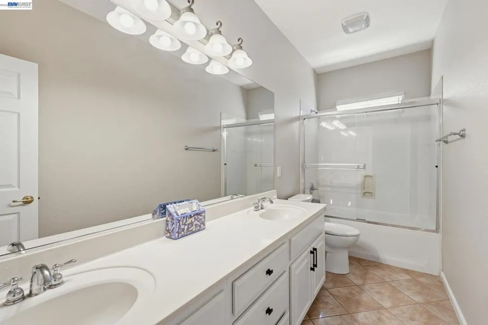1532 Sophie Ln Escalon, CA 95320