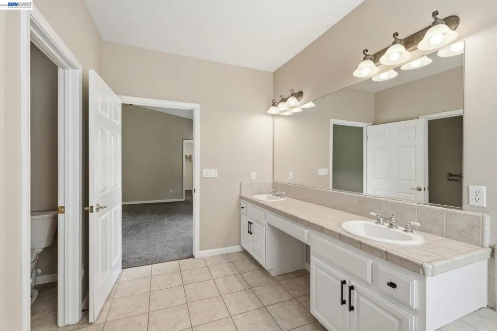 1532 Sophie Ln Escalon, CA 95320