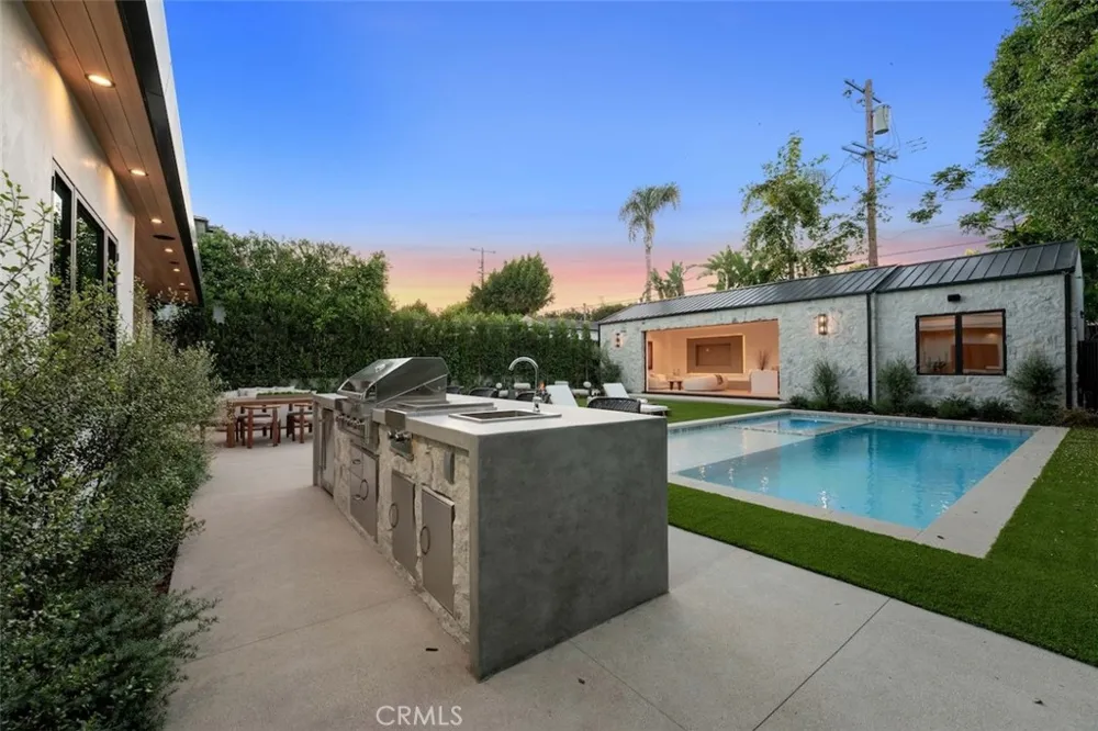 10433 Valley Spring Lane Toluca Lake, CA 91602