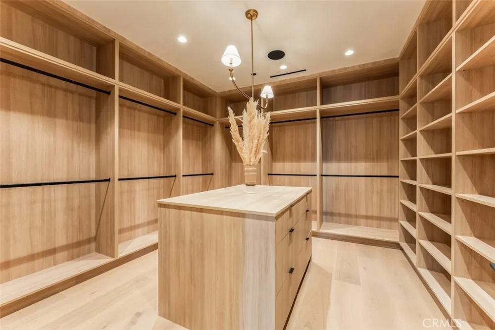 10433 Valley Spring Lane Toluca Lake, CA 91602