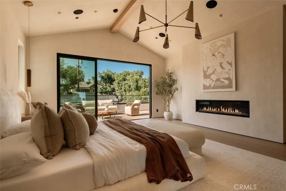 10433 Valley Spring Lane Toluca Lake, CA 91602
