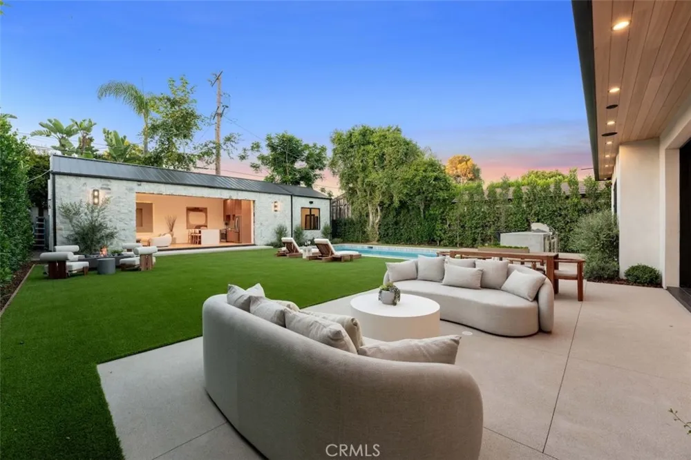 10433 Valley Spring Lane Toluca Lake, CA 91602