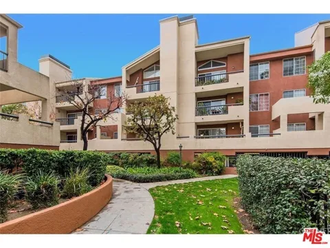 5540 Owensmouth Avenue #204