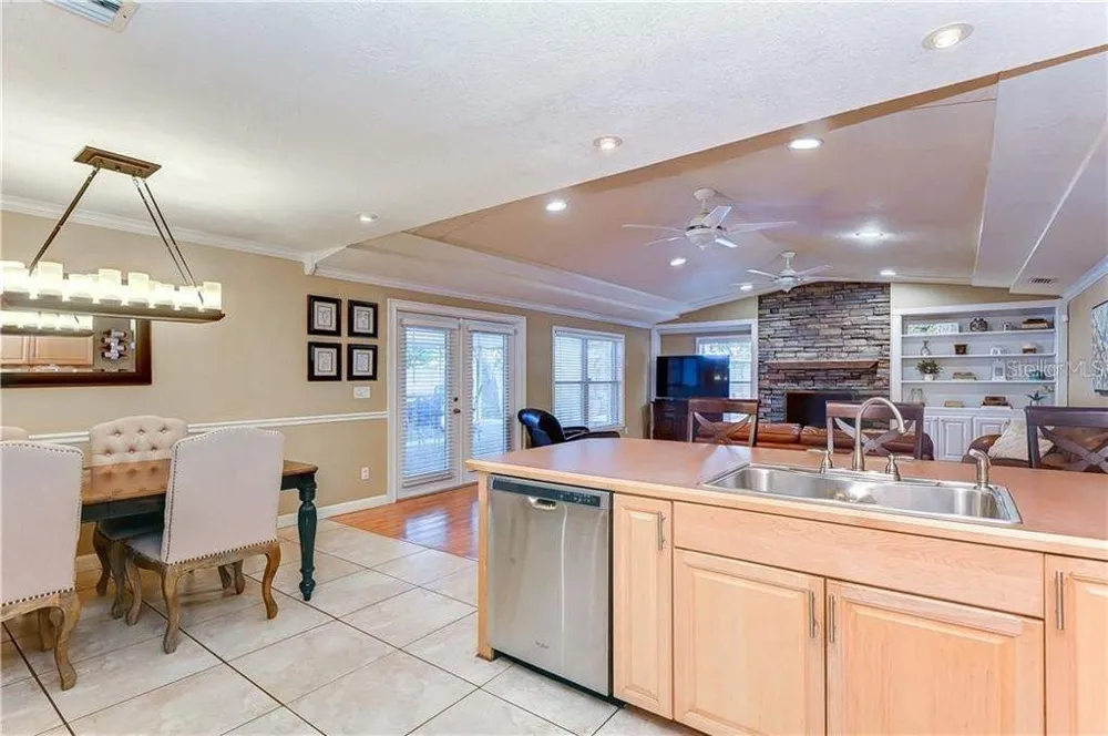 5121 ELLENDALE AVENUE Tampa, FL 33625