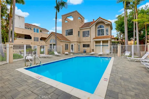 4581 Warner #302