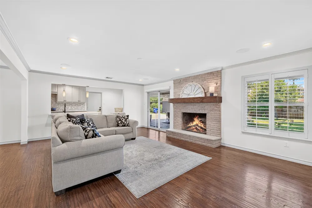 13834 Tanglewood Drive Farmers Branch, TX 75234