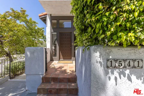 1541 Palisades Drive