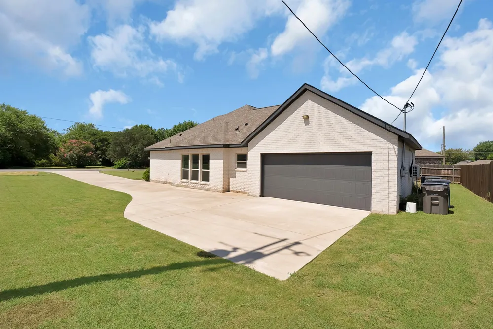 925 Balkan Drive Lancaster, TX 75134