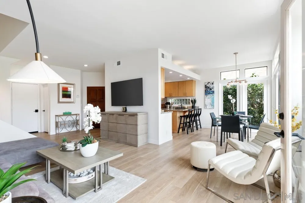 170 Las Banderas Dr Solana Beach, CA 92075