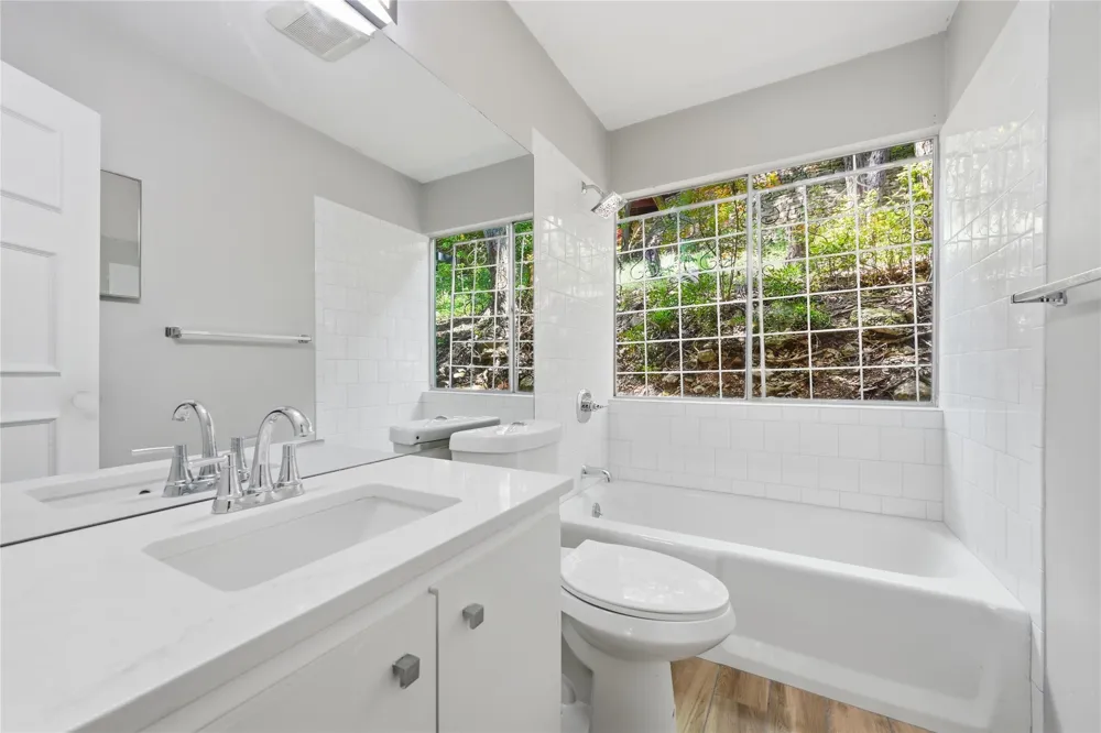 7 Hull Circle Drive Austin, TX 78746