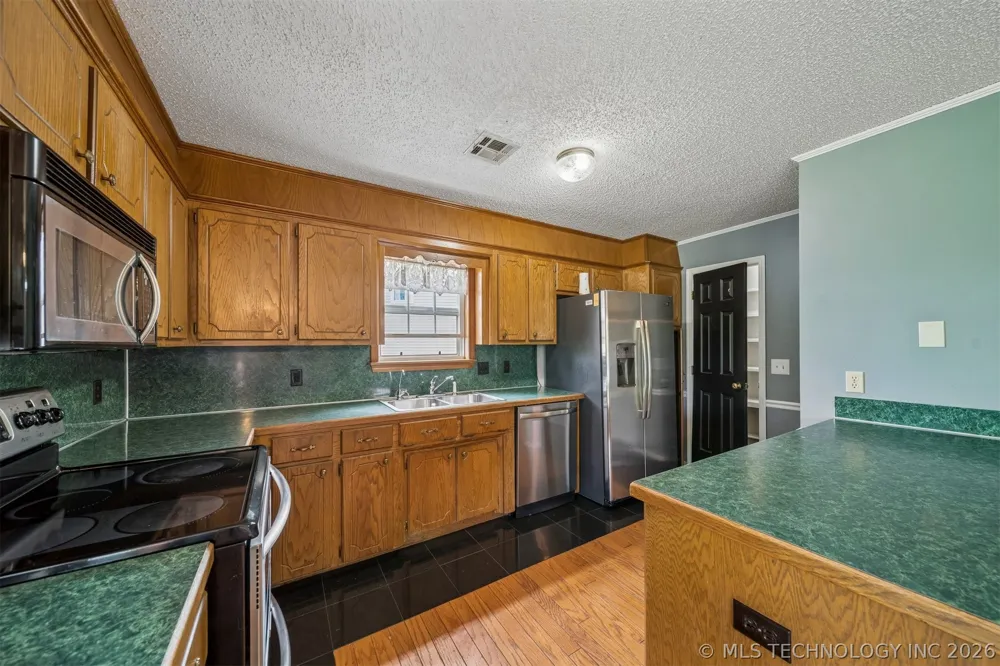 996 Douglas Drive Claremore, OK 74017