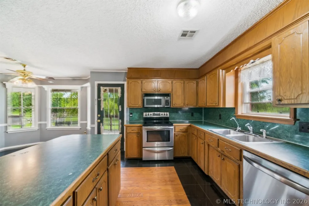 996 Douglas Drive Claremore, OK 74017