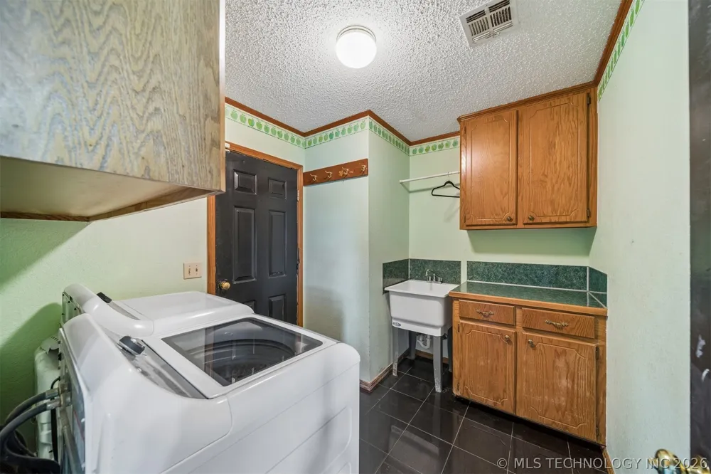 996 Douglas Drive Claremore, OK 74017