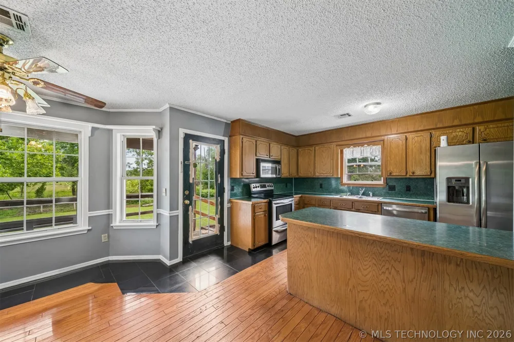 996 Douglas Drive Claremore, OK 74017
