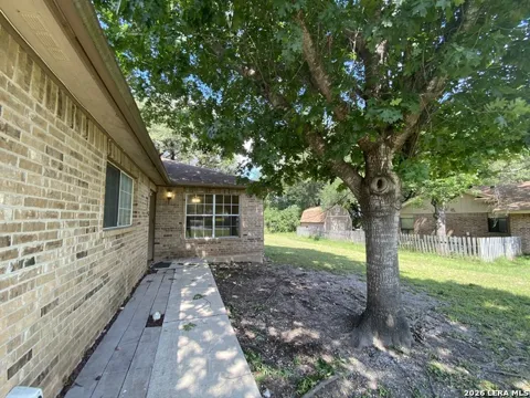 570 BEVERLY LN