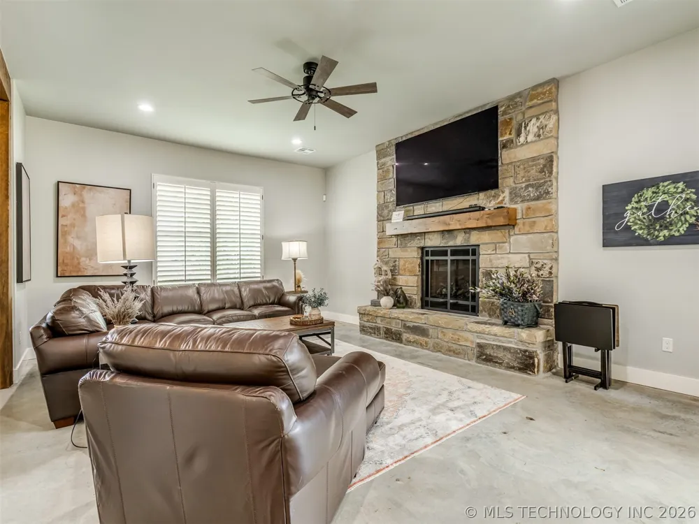 135 Dixie Cove Eufaula, OK 74432
