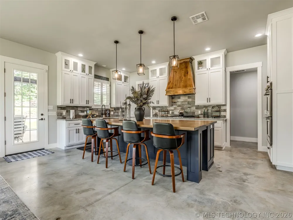 135 Dixie Cove Eufaula, OK 74432