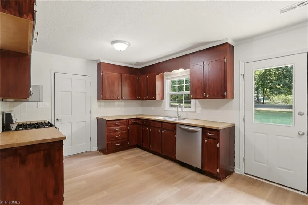 4105 Deer Track Court Winston-Salem, NC 27127
