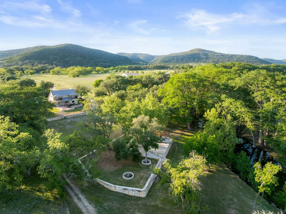 4292 N Us 83 Highway Leakey, TX 78873