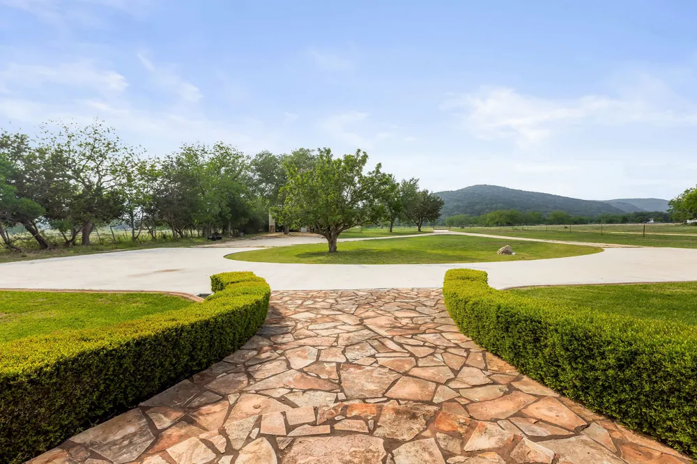 4292 N Us 83 Highway Leakey, TX 78873