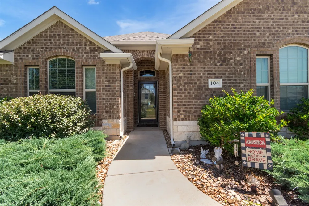 104 Harris Hawk Cove Cedar Creek, TX 78612
