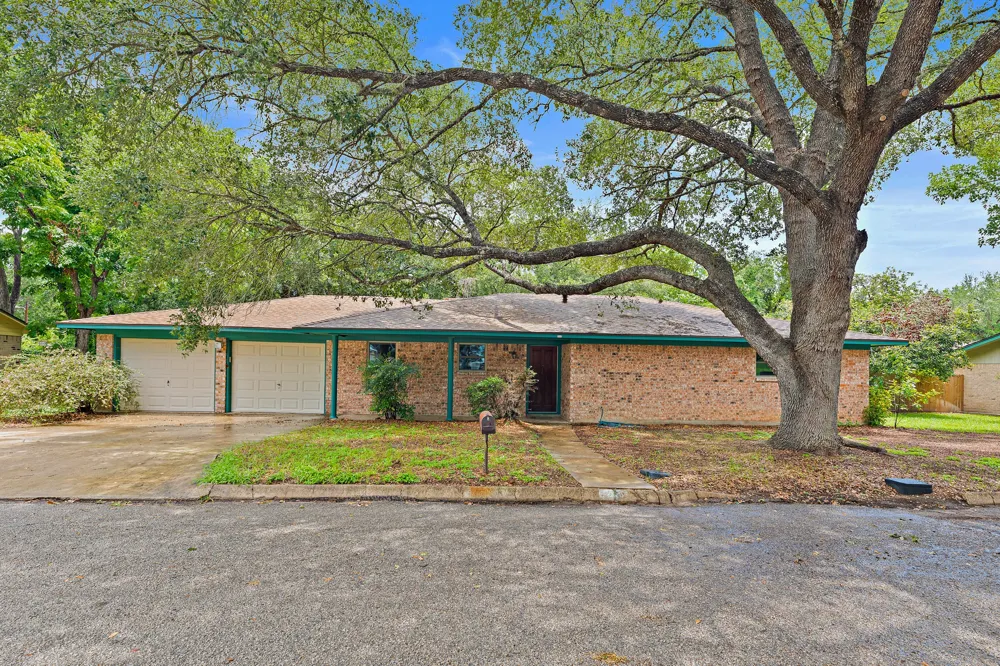 215 Memorial Drive Luling, TX 78648