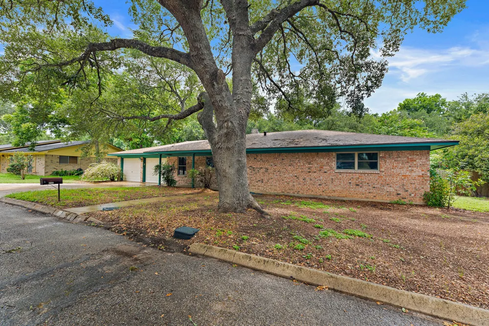 215 Memorial Drive Luling, TX 78648