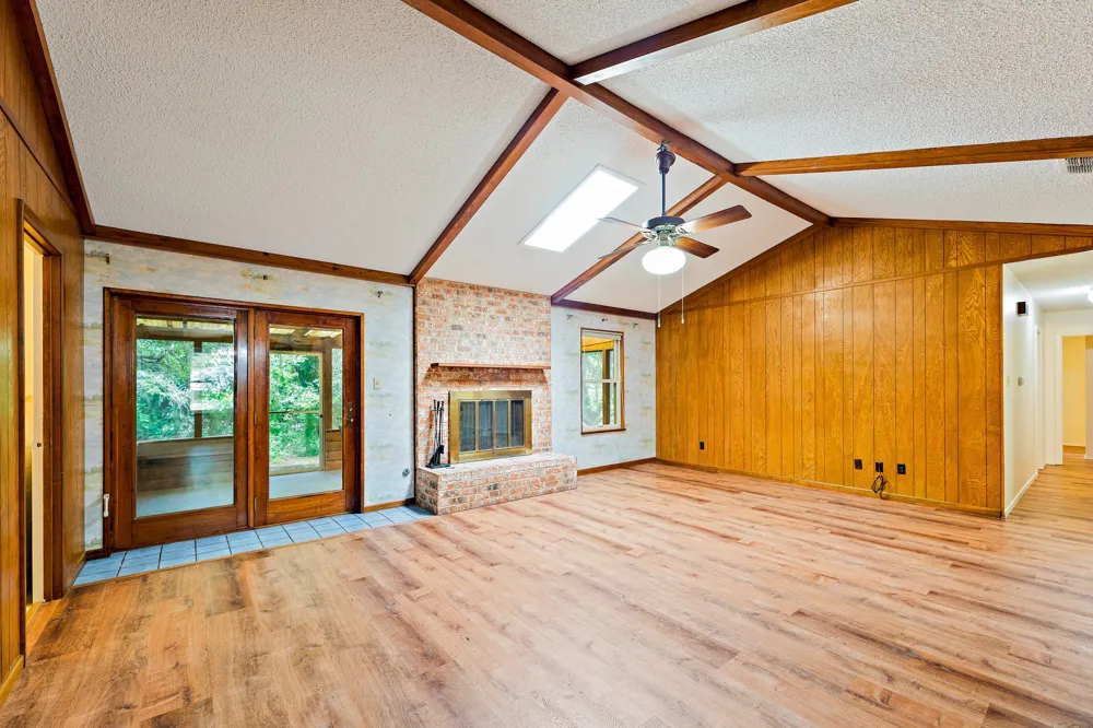 215 Memorial Drive Luling, TX 78648