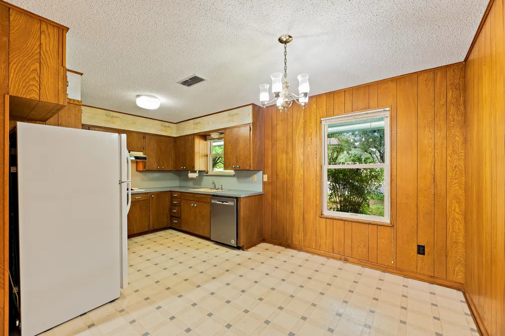 215 Memorial Drive Luling, TX 78648