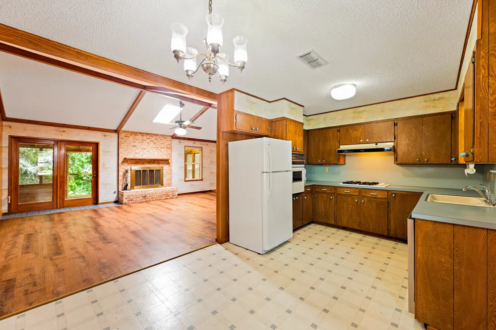 215 Memorial Drive Luling, TX 78648
