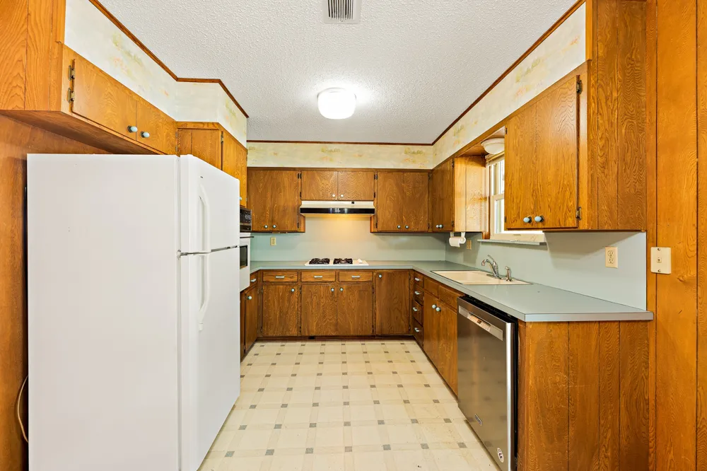 215 Memorial Drive Luling, TX 78648