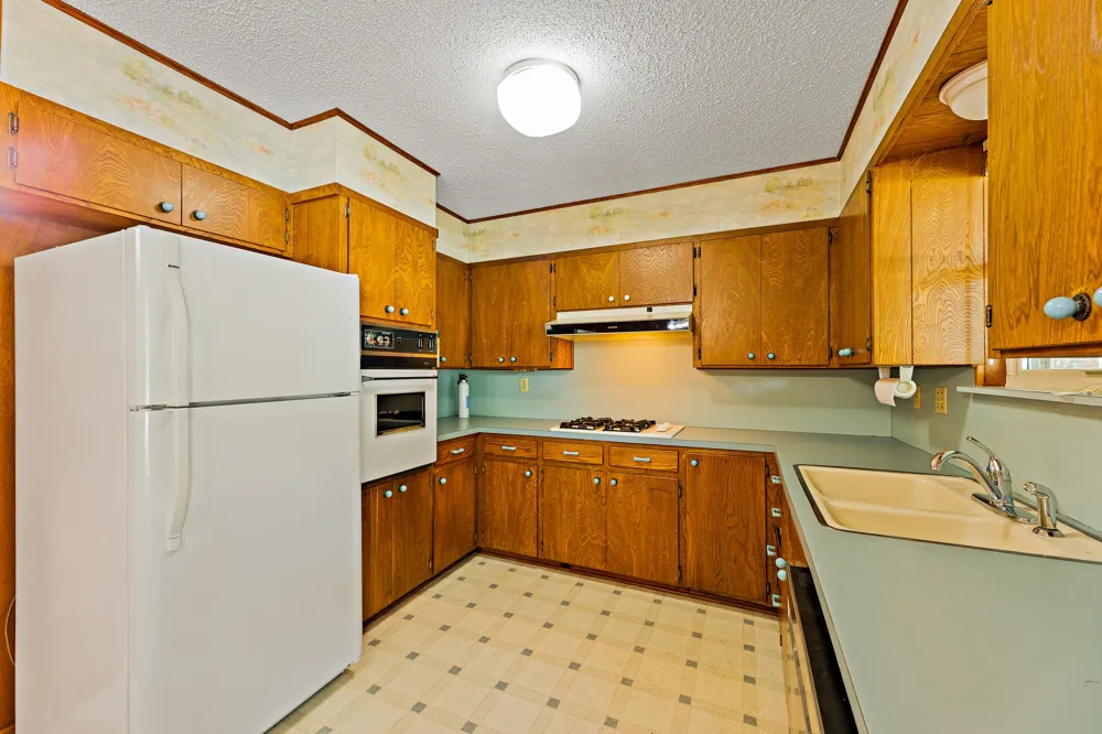 215 Memorial Drive Luling, TX 78648