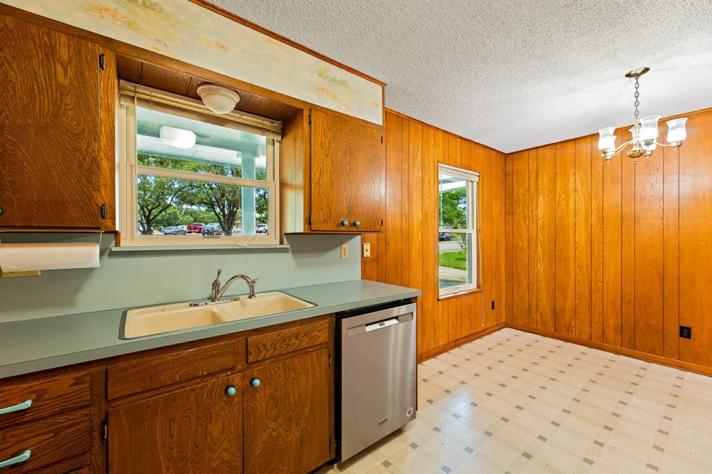215 Memorial Drive Luling, TX 78648