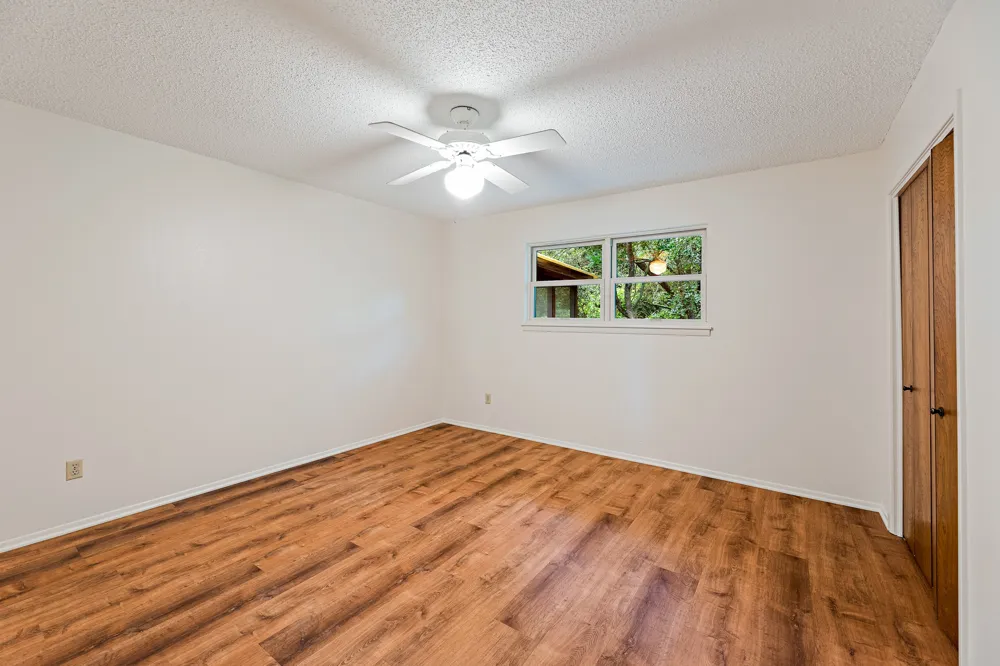 215 Memorial Drive Luling, TX 78648