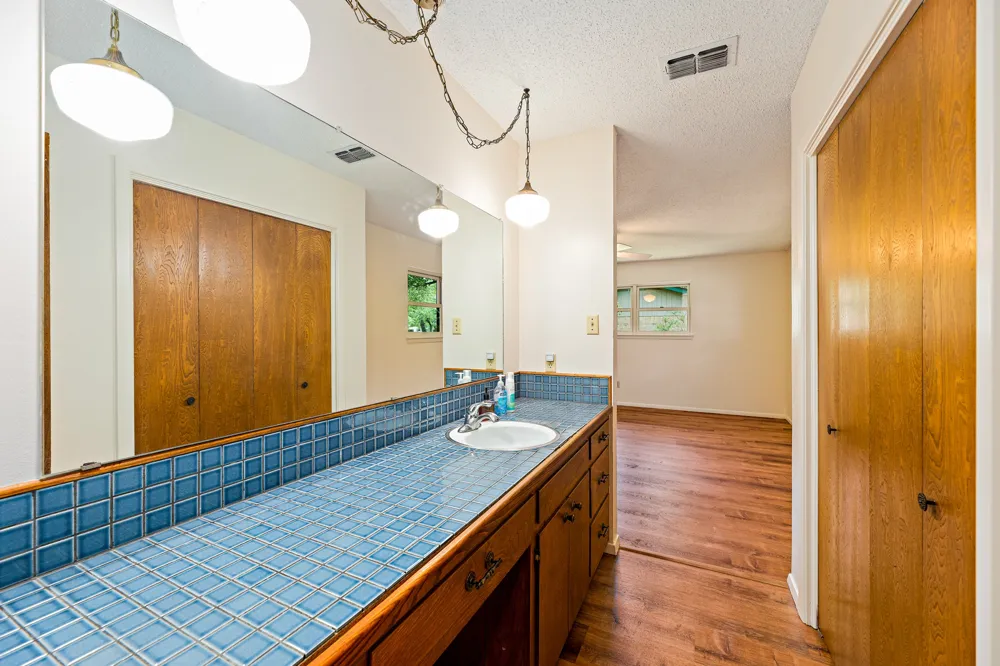 215 Memorial Drive Luling, TX 78648