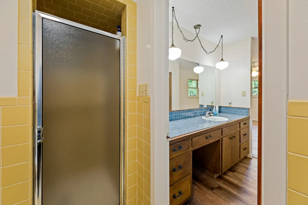 215 Memorial Drive Luling, TX 78648