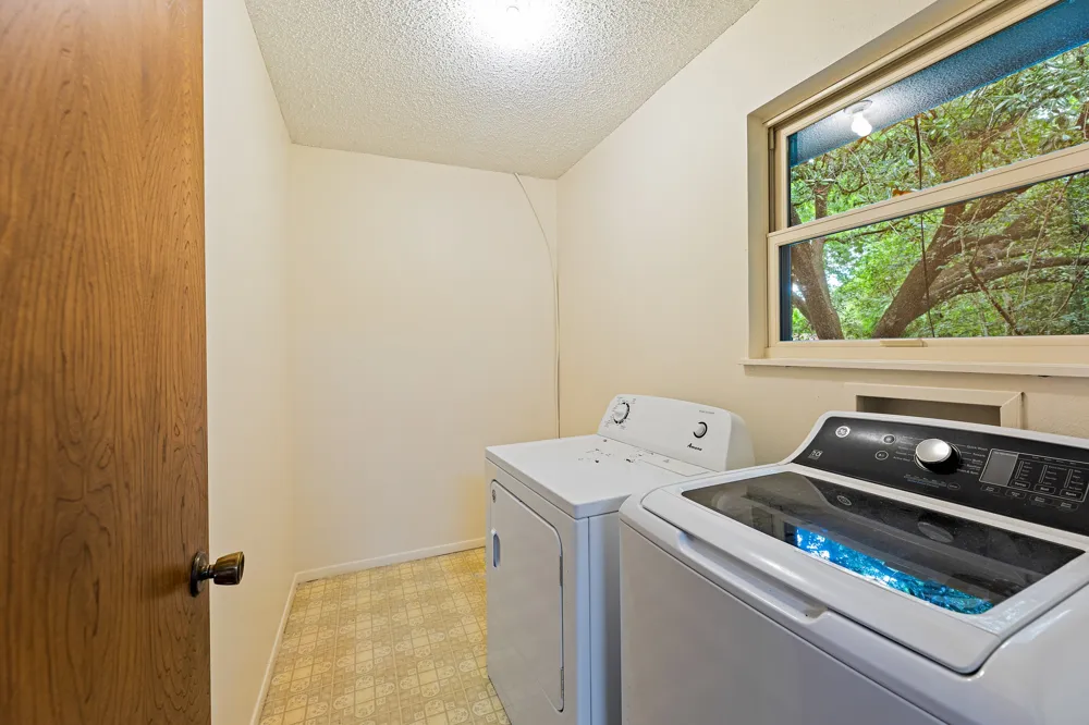 215 Memorial Drive Luling, TX 78648