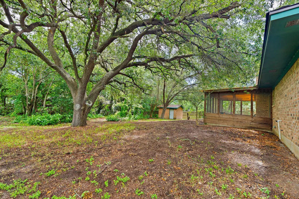 215 Memorial Drive Luling, TX 78648