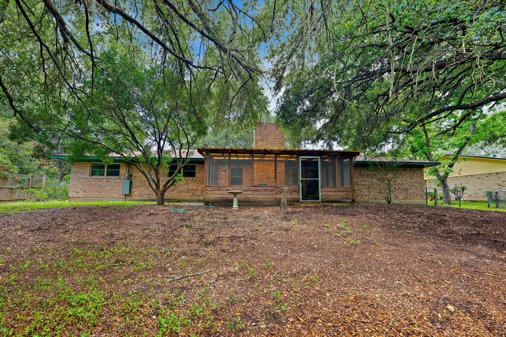 215 Memorial Drive Luling, TX 78648