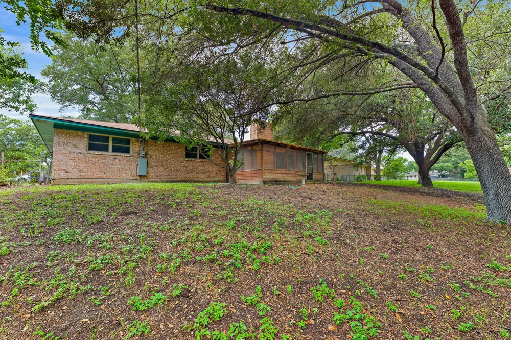 215 Memorial Drive Luling, TX 78648