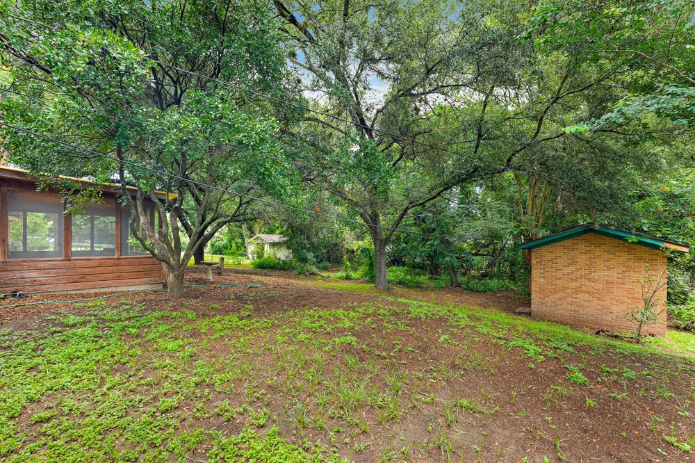 215 Memorial Drive Luling, TX 78648
