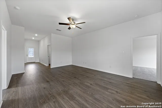 16177 Farmer Lytle, TX 78052