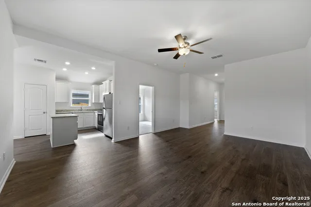 16177 Farmer Lytle, TX 78052
