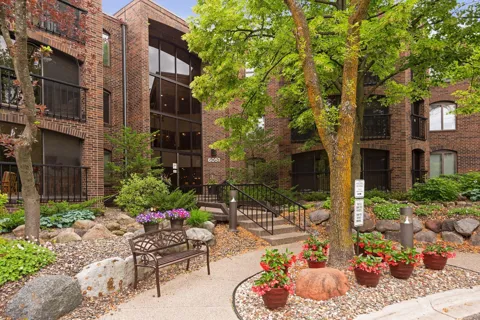 6051 Laurel Avenue #112