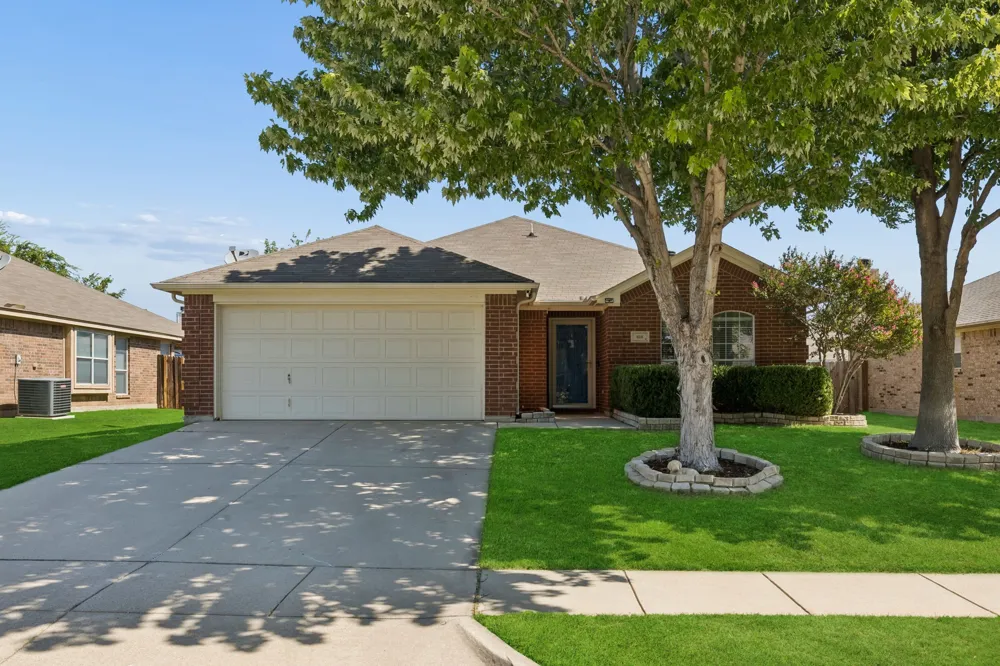 616 Steerman Court Saginaw, TX 76179