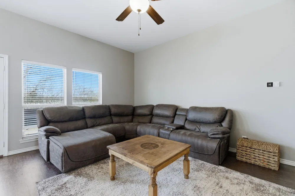 711 Hadley Lane Valley View, TX 76272