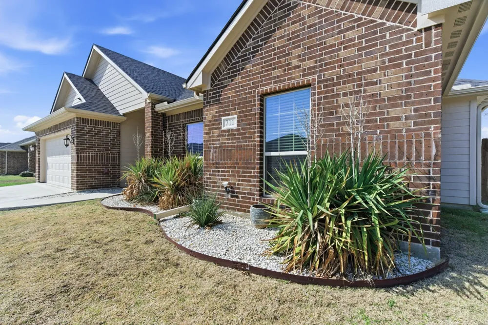 711 Hadley Lane Valley View, TX 76272