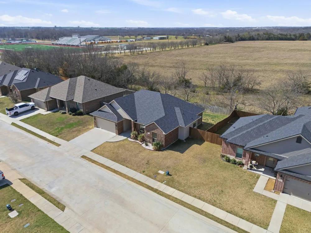 711 Hadley Lane Valley View, TX 76272