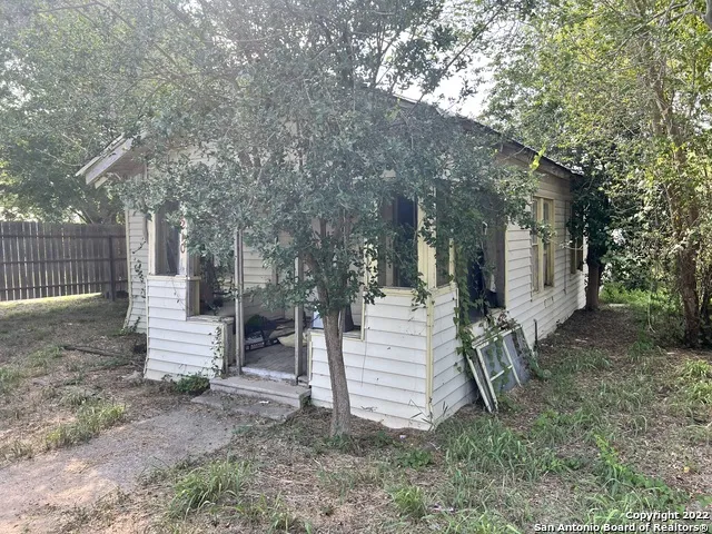 1210 King David Dr Three Rivers, TX 78071
